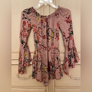 New with tags Band Of Gypsies lilac floral long sleeve romper size small